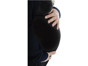 يُعد الماء عنصراً أساسياً للمحافظة على صحة المرأة الحامل ونمو الجنين.