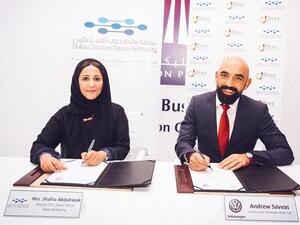 شهلاء أحمد عبد الرزاق، نائب الرئيس التنفيذي لسلطة واحة دبي للسيليكون، وأندرو سافاس، مدير فولكس واجن الشرق الأوسط،