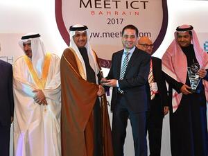 شريف توفيق يستلم الجائزة