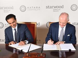 Scheikh Nawaf bin Jassim bin Jabor Al-Thani and Michael Wale during the signing