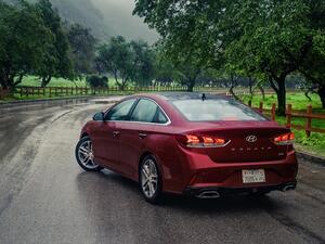 يقوم الطراز سوناتا 2018، الذي وُضعت تصاميمه في ستوديو كاليفورنيا للتصميم التابع لهيونداي، على الإرث العريق لهذه السيارة