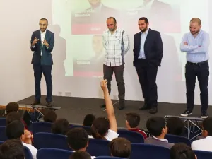 خلال الحدث