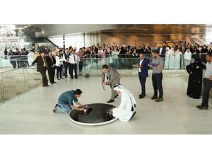 كما انخرطت الروبوتات في مباريات مصارعة على غرار مصارعات السومو، يفوز فيها الروبوت الذي يتمكن من إزاحة خصمه من حلبة المباراة. 