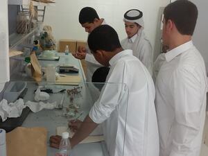 طلاب يُجرون تجارب معملية ضمن ورشة عمل نظمتها حديقة القرآن النباتية