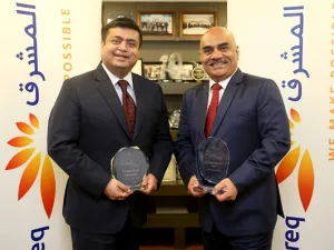 سوبروتو سوم، رئيس مجموعة الخدمات المصرفية للأفراد في المشرق يستلم الجائزة