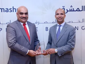 سوبروتو سوم، رئيس مجموعة الخدمات المصرفية للأفراد في بنك المشرق وأيمن أبو حبسة، رئيس الخدمات المصرفية الخاصة في المشرق
