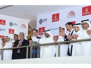 	سمو الشيخ أحمد بن سعيد آل مكتوم، الرئيس الأعلى الرئيس التنفيذي لطيران الإمارات والمجموعة، يقرع جرس بدء التداول احتفالًا بإدراج صكوك طيران الإمارات بقيمة 913 مليون دولار في ناسداك دبي