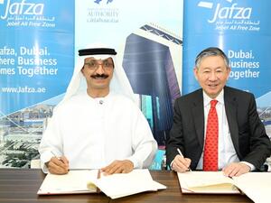 سلطان أحمد بن سليم رئيس مجلس الإدارة الرئيس التنفيذي لمجوعة موانئ دبي العالمية رئيس مؤسسة الموانئ والجمارك والمنطقة الحرة والدكتور مايكل هوانج رئيس سلطة تسوية المنازعات يوقعان مذكرة التفاهم