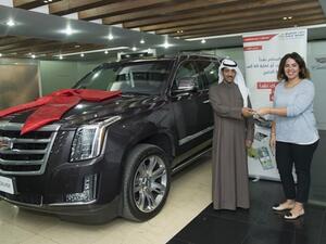 Susana Al-Barrak, Manager, Consumer Banking at Gulf Bank handing over the keys to the winner 