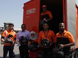 تضمنت العبوات السلع الغذائية الأساسية، مثل الأرز والعدس والزيت والتمر ومسحوق الكاري.