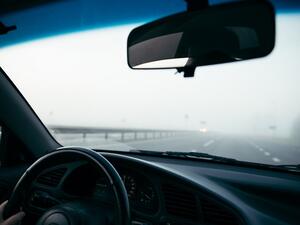 حمد الطبية تنصح السائقين باتخاذ الاحتياطات اللازمة عند تدني الرؤية أو في الأجواء الضبابية.