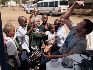 قام الطلاب بإجراء فحوصات طبية لأكثر من 1200 شخص جاؤوا لمراجعة عيادات متنقلة أقيمت بالقرب من المدارس في إقليم سنجريريمو.