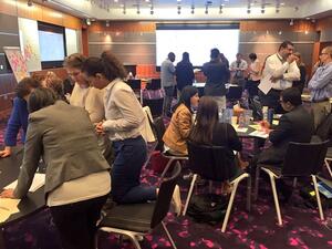 معَّلِمون يشاركون في ورشة عمل تفاعلية، في إطار برنامج "تمكين قيادات المدارس لتطوير أداء الطلاب"، الذي استضافه مؤتمر وايز، والمصمم لتحسين نتائج الطلاب