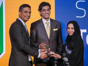 فينكاتيش ماهاديفان، المدير العام لشركة "تك سورس"، وأسماء محمد أحمد، مدير الموارد البشرية والشؤون الإدارية في دبي للاستثمار يستلمان الجائزة