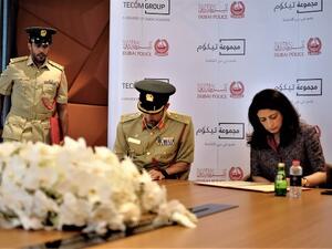 اللواء عبد الله خليفة المري، القائد العام لشرطة دبي، ود. أمينة الرستماني، الرئيس التنفيذي لمجموعة تيكوم