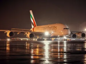 طائرة الإمارات الإيرباص A380في مطار دوموديدوفو في موسكو