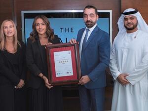 خلال تسلم الجائزة