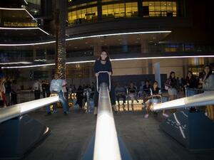 يمثل تركيب Wave-Field معرضاً متنقلاً من إبداع كل من Lateral Office وCS Design الحائزتين على العديد من الجوائز العالمية المرموقة عن تصاميم الأراجيح الموسيقية.