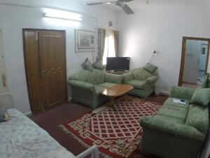 صورة لغرفة قبل ترميمها، في إطار مشروع "أيادي الخير في قطر"