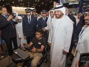 معالي الشيخ سلطان بن طحنون آل نهيان، العضو المنتدب لمجلس إدارة مؤسسة الإمارات يزور جناح مجموعة الاتحاد للطيران في فعالية بالعلوم نفكر 2017 في دبي