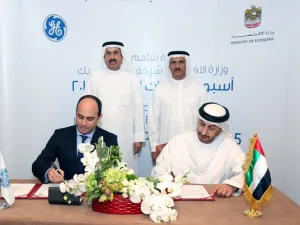 سعادة عبدالله بن أحمد آل صالح، وكيل وزارة الاقتصاد لشؤون التجارة الخارجية والصناعة مع الدكتور سامي كامل، المدير العام التسويق الاستراتيجي العالمي، جنرال إلكتريك للطاقة.