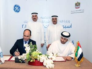 سعادة عبدالله بن أحمد آل صالح، وكيل وزارة الاقتصاد لشؤون التجارة الخارجية والصناعة مع الدكتور سامي كامل، المدير العام التسويق الاستراتيجي العالمي، جنرال إلكتريك للطاقة.