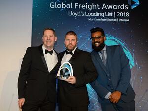 روس بارنيت، مدير الشحن في طيران الإمارات في المملكة المتحدة يتسلم جائزة 'أفضل ناقلة شحن' خلال حفل جوائز 'غلوبال فريت' الذي تنظمه نشرة 'لويدز لودرينغ ليست'.