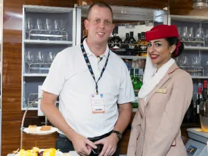إيف مع إحدى مضيفات طيران الإمارات داخل  طائرة الإيرباص A380 في معرض دبي للطيران نوفمبر 2015