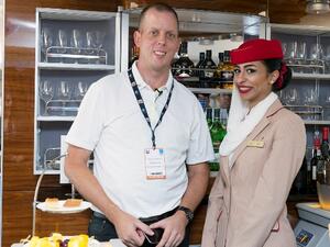 إيف مع إحدى مضيفات طيران الإمارات داخل  طائرة الإيرباص A380 في معرض دبي للطيران نوفمبر 2015