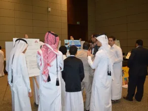 الطلاب المشاركون يعرضون بحوثهم أثناء مشاركتهم في المسابقة البحثية البيئية