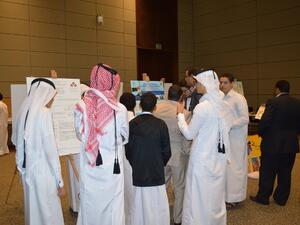 الطلاب المشاركون يعرضون بحوثهم أثناء مشاركتهم في المسابقة البحثية البيئية