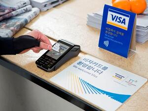 ابتكرت Visa قفازات دفع تعمل بتقنية إن إف سي (الحقل قريب المدى).