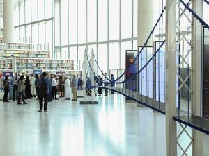 سيستمر عرض الجسر في المكتبة حتى 6 يناير المقبل.