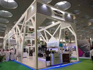 الزائرون في جناح مكتبة قطر الوطنية خلال الدورة 27 لمعرض الدوحة الدولي للكتاب.