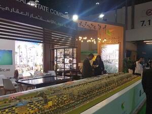 زائرون في جناح دبي للاستثمار في معرض سيتي سكيب أبوظبي