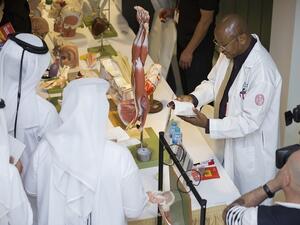 طلاب المدارس يختبرون بعض الآلات الطبية 