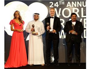 مسؤولو دناتا مع مقدمة الحفل