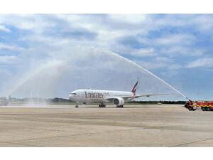 أقيم في مطار لندن ستانستد، بمناسبة وصول الطائرة، حفل استقبال.