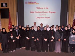 طلاب المرحلة الثانوية الذين أكملوا برنامج الطامحين لدراسة الطب في صورة تجمعهم ببعض أعضاء الهيئة التدريسية وموظفي وايل كورنيل للطب - قطر