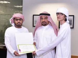 الدكتور هاشم الزعابي يهنئ الطلبة الفائزين في المسابقة من كلية دبي 