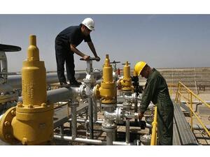 Workers at an onshore Iranian oil facility. (PressTV)