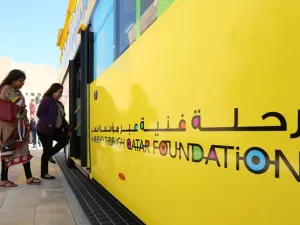 المشاركون في الطاولة المستديرة يصعدون إلى "باص الدوحة" لإجراء جولة في أرجاء المدينة التعليمية