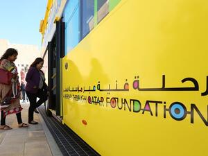 المشاركون في الطاولة المستديرة يصعدون إلى "باص الدوحة" لإجراء جولة في أرجاء المدينة التعليمية