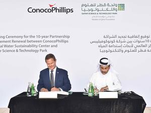 السيد يوسف عبدالرحمن صالح، المدير التنفيذي لواحة قطر للعلوم والتكنولوجيا، والسيد تود كريجر، رئيس وحدة أعمال كونوكو فيليبس في قطر، أثناء مراسم توقيع اتفاقية تجديد الشراكة.