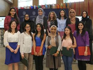 فقد استوفى خمسة عشر طالباً متطلبات البرنامج المتعددة المستويات، التي تتضمن المشاركة في الأنشطة داخل الحرم الجامعي وخارجه.