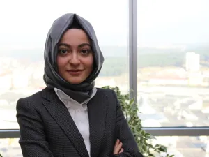 زينب توبالوغلو، الأستاذة المساعدة لمادة الاقتصاد