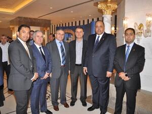 زياد بن محفوظ، الرئيس التنفيذي لمجموعة إيلاف مع عدد من الحضور والموظفين خلال حفل العشاء الخاص بالجولات التسويقية لإيلاف العام الماضي في اسطنبول