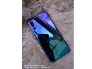 The designers of the Huawei P20 Pro captured the wonderful colors of the rainbow and decided to apply them to the phone body.