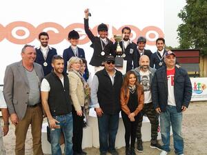 تكريم أحد الفائزين