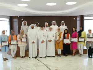 صالح الحوطي يتوسط  المتدربين